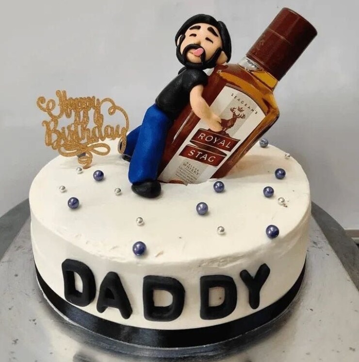 Cheers to Daddy Cake featuring a 1 kg fruit cake with whisky pint theme decoration, Daddy fondant lettering and premium designer finish by Send My Feelings.
