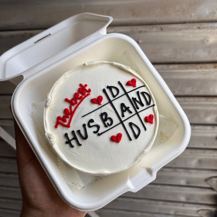 The Best Husband Bento Cake featuring a 350 g blueberry cake with romantic husband theme design, handcrafted heart decorations and premium bento finish by Send My Feelings.